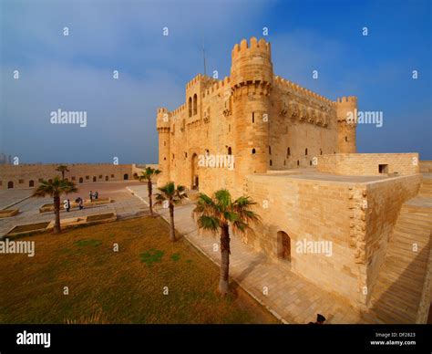 A Fortaleza de Qaitbay: Uma Joia da História e da Beleza no Mediterrâneo!