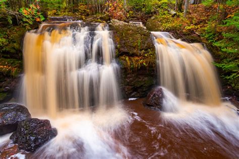 A Espetacular Cascata de Bailong: Um Salto Aquático Deslumbrante em Lishui!