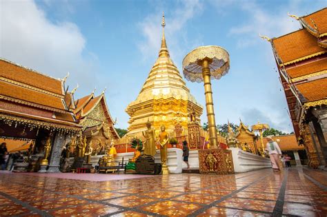 Wat Phra That Doi Suthep: Uma joia espiritual em meio às montanhas!