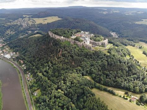 A Fortaleza de Königstein: Um Castelo Imponente no Topo da Montanha!