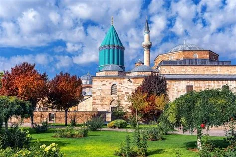  A Mesquita Mevlana: Uma Jornada Espiritual e Arquitetônica em Konya