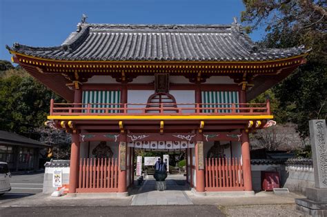  Gokuraku-ji Temple: Uma Jornada Espiritual Através de Tons de Vermelho Vibrante!