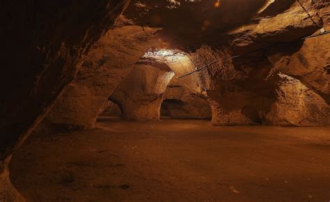  Grutas de Yinhe: Um labirinto subterrâneo com formações rochosas fascinantes e um passado misterioso!