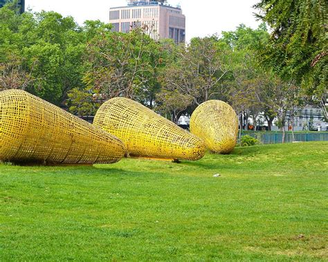  O Parque de Esculturas de Ma'anshan: Um Banquete Visual em Tons Metálicos!