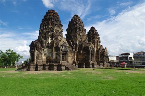 O Phra Prang Sam Yod: Um Santuário Misterioso e Arquivoltado na Cidade de Lopburi!